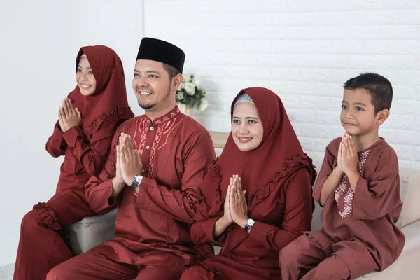 Keluarga Asia tersenyum dengan isyarat minta maaf ketika ingin mengucapkan selamat Ramadhan Kareem — Stok Foto