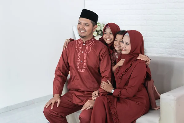 Eid Mubarak concept, aziatische familie draagt Maleis traditionele kleding — Stockfoto