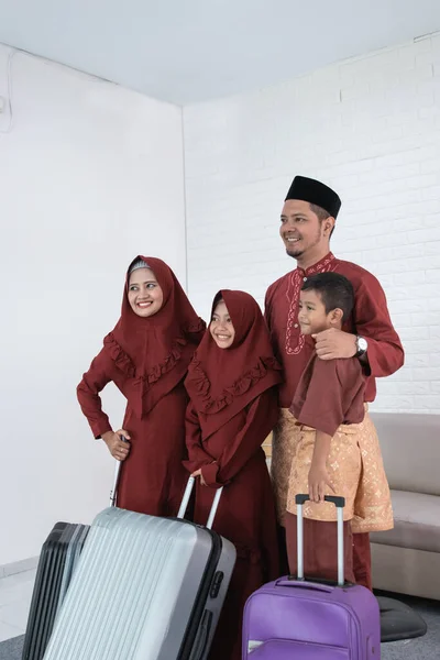 Keluarga Muslim Asia dengan koper untuk membawa mudik — Stok Foto