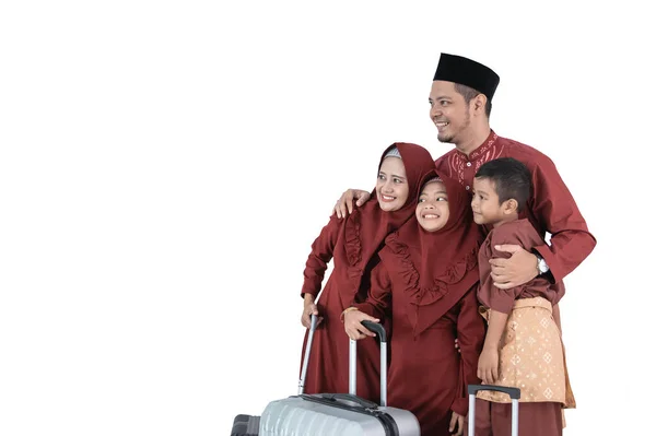 Ασιατική μουσουλμανική οικογένεια με βαλίτσες να μεταφέρουν mudik — Φωτογραφία Αρχείου