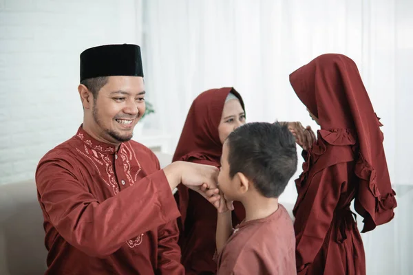 Anak mencium tangan ayahnya untuk meminta maaf — Stok Foto