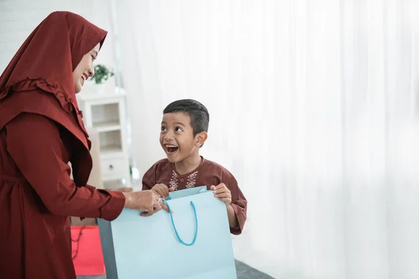 Ásia mãe dar presentes para seu filho — Fotografia de Stock