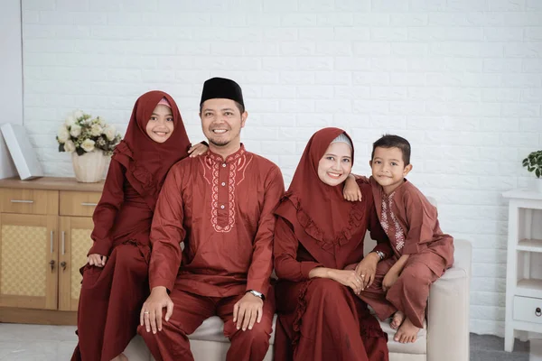 Концепция Ид Мубарак, азиатская семья в малайской традиционной одежде — стоковое фото