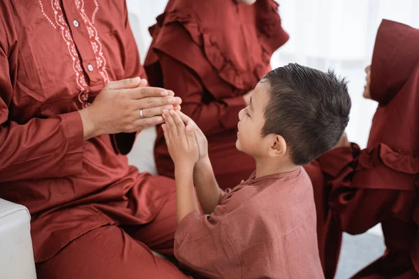 Niños se dan la mano para pedir disculpas mientras celebran Lebaran — Foto de Stock