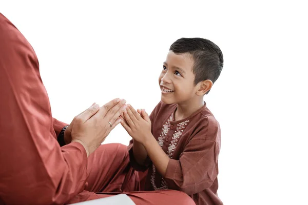 Muslim boy apologize to father — Stock Photo, Image