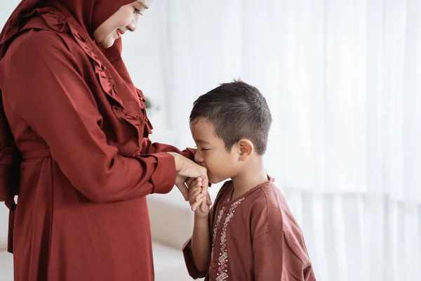 Anak mencium tangan ibunya untuk meminta maaf — Stok Foto