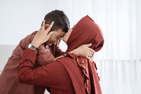 Aziatische moeder zoenen haar kind wanneer verontschuldigt zich — Stockfoto