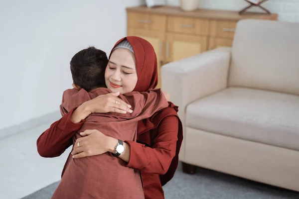 Азиатская мать обнимает своего ребенка, когда извиняется — стоковое фото