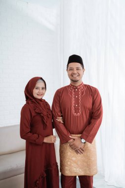 Müslüman çiftler yan yana güler.