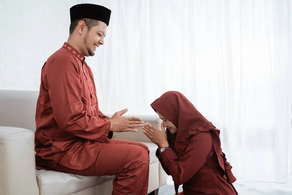 Seorang istri berlutut kepada suaminya untuk meminta maaf — Stok Foto