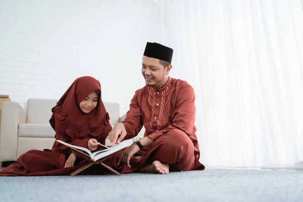 A lánya az apjával tanulja az Al-Koránt. — Stock Fotó