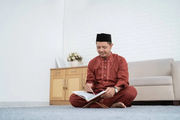 Asiático aprendizagem masculina do Alcorão — Fotografia de Stock