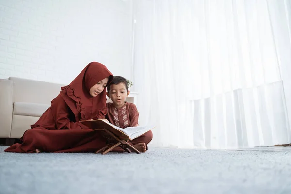 亚洲男孩和姐姐一起学习古兰经 — 图库照片