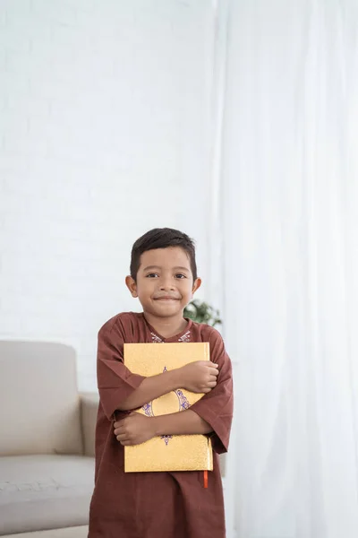 Asiatico ragazzo abbraccio il santo libro di il-Corano — Foto Stock