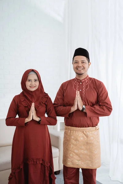 Pasangan Melayu tersenyum dengan gerakan permintaan maaf ketika ingin Happy Ramadan Kareem — Stok Foto