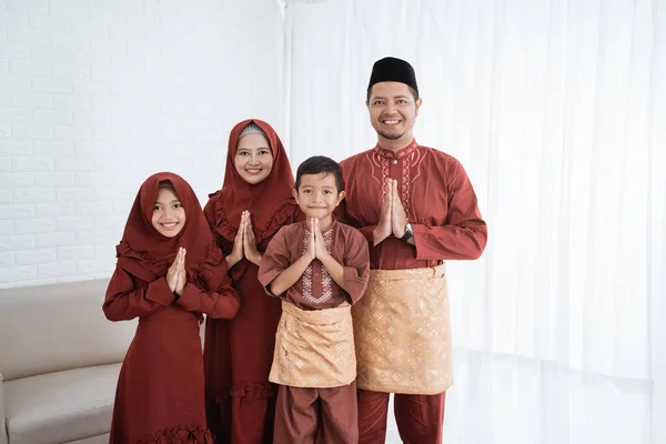 Keluarga Asia tersenyum dengan isyarat minta maaf ketika ingin mengucapkan selamat Ramadhan Kareem — Stok Foto