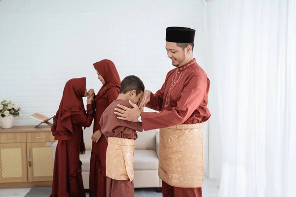 Παιδιά που φιλούν το χέρι του γονέα εύχονται ευτυχισμένο Ραμαζάνι Καρίμ. — Φωτογραφία Αρχείου