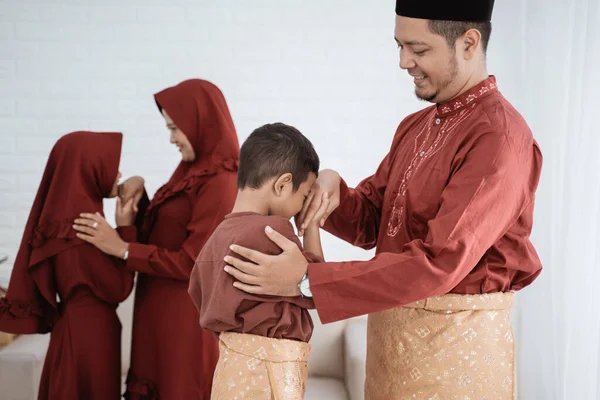 Muslimische Familienmitglieder schütteln Hände, um sich zu entschuldigen — Stockfoto