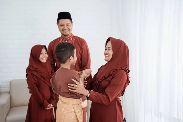 Niños besando a su padre la mano deseo feliz Ramadán Kareem —  Fotos de Stock