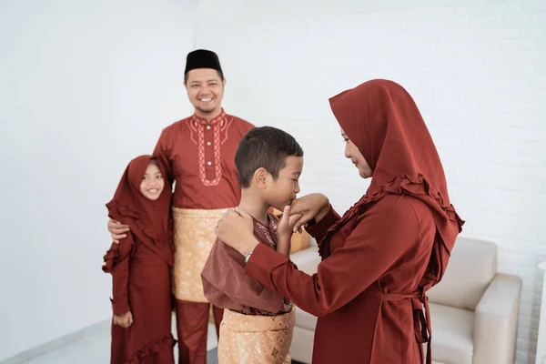 Membros da família muçulmana apertando as mãos para pedir desculpas — Fotografia de Stock