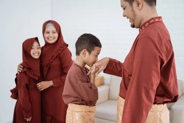 Moslimfamilieleden schudden handen om zich te verontschuldigen — Stockfoto