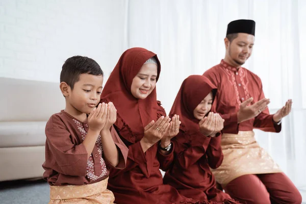 Alla asiatiska familjemedlemmar ber till Allah — Stockfoto