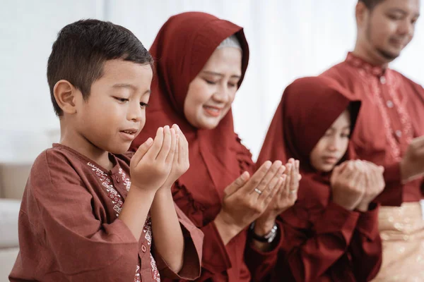 Padre, madre, hija e hijo musulmanes orando juntos —  Fotos de Stock