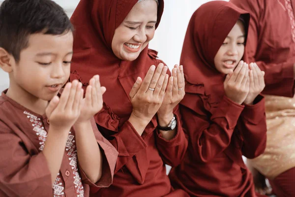 Muszlim apa, anya, lánya és fia együtt imádkoznak. — Stock Fotó