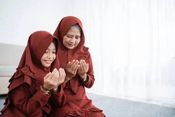 Matka a dcera se modlí společně — Stock fotografie
