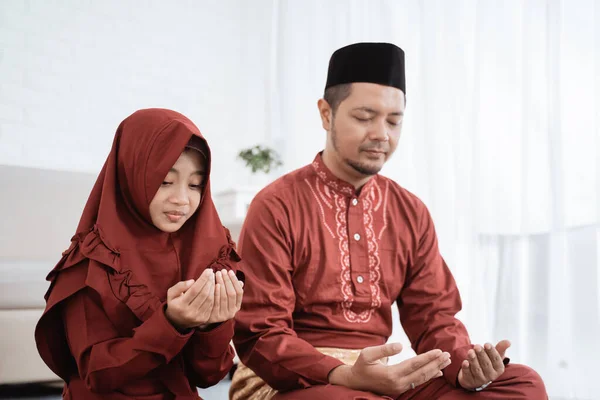 Muslim father and daughter praying together — Stock Photo, Image