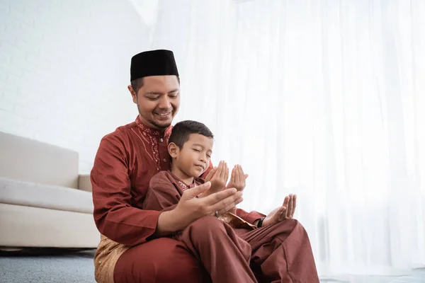 Pai e filho muçulmanos rezando juntos — Fotografia de Stock