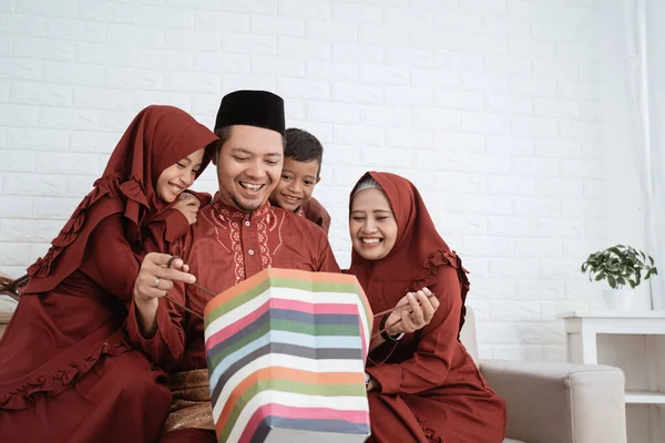 Pai muçulmano abriu uma surpresa de sacos de papel — Fotografia de Stock