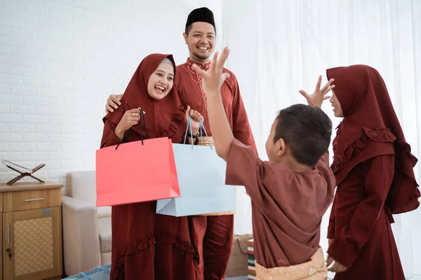 Ibu memberikan hadiah kepada anak-anak mereka — Stok Foto