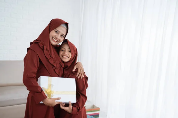 Ibu memberikan hadiah dan merangkul untuk putri mereka — Stok Foto