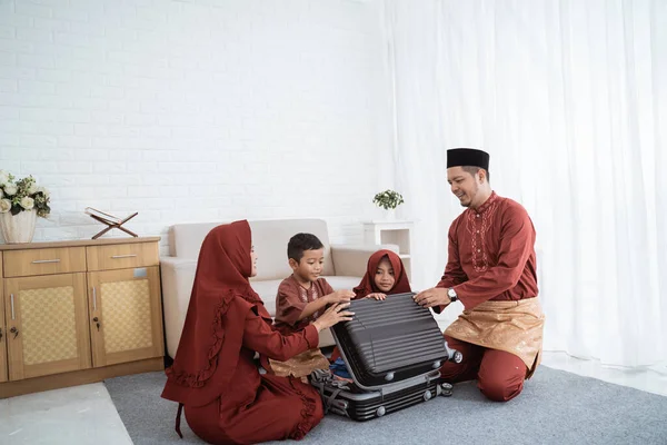 Aziatisch familie bereiden kleding en zet in een koffer — Stockfoto