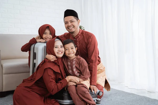 Aziatisch familie met dochter en zoon dragen koffers klaar om mudik — Stockfoto