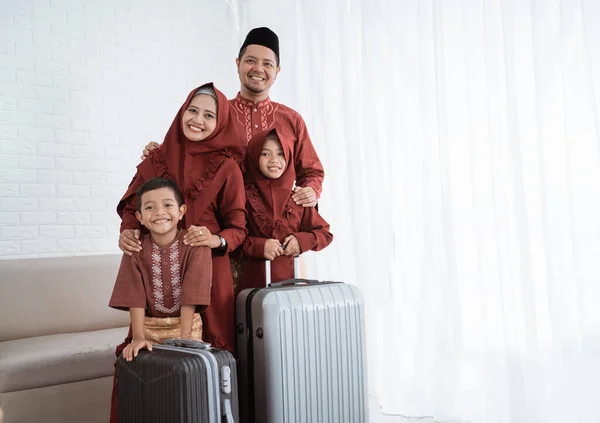 Famiglia musulmana asiatica con valigie per trasportare mudik — Foto Stock