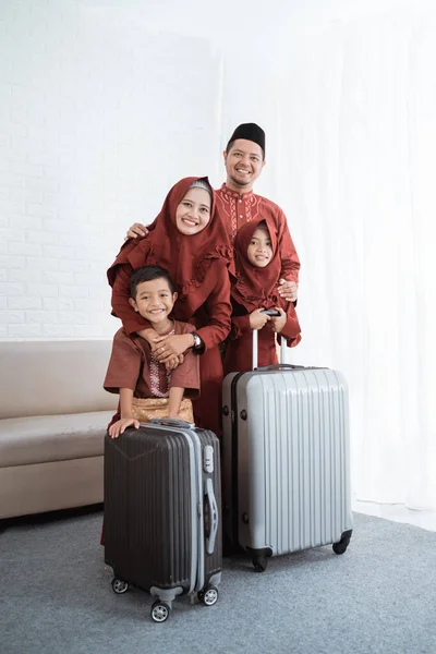 アジアの家族とともに娘と息子運ぶスーツケース準備ができてムック — ストック写真