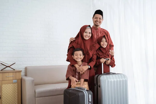 Ασιατική μουσουλμανική οικογένεια με βαλίτσες να μεταφέρουν mudik — Φωτογραφία Αρχείου