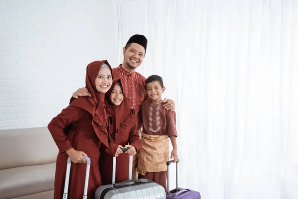 Азиатская мусульманская семья с чемоданами для перевозки мудика — стоковое фото