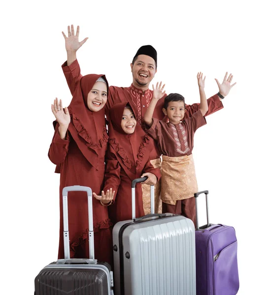 Keluarga dengan tangan selamat tinggal mengangkat membawa koper terisolasi — Stok Foto