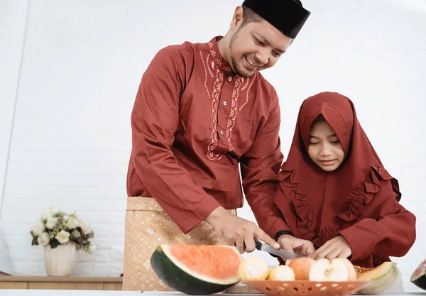 Isä ja tytär valmistella hedelmiä murtaa nopeasti — kuvapankkivalokuva
