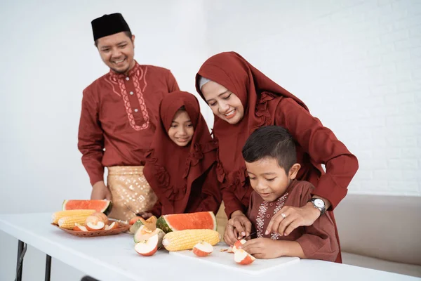 Muselman familj förbereda frukt till bryta fast — Stockfoto