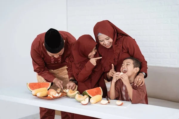 Ασιατική οικογένεια προετοιμάσει τα φρούτα για να σπάσει γρήγορα — Φωτογραφία Αρχείου