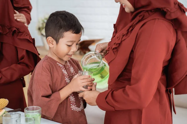 Moeder giet zoete drank voor kind om snel te breken — Stockfoto