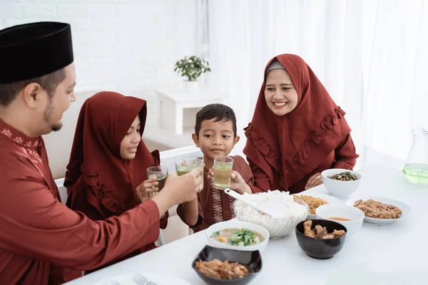 Keluarga Muslim menikmati minuman manis ketika melanggar cepat — Stok Foto