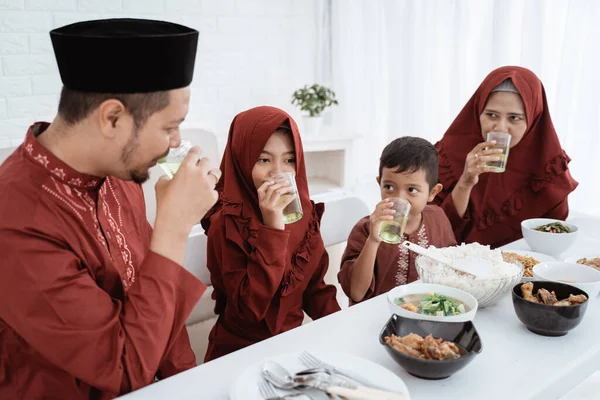 马来人和家人一起吃早餐 — 图库照片