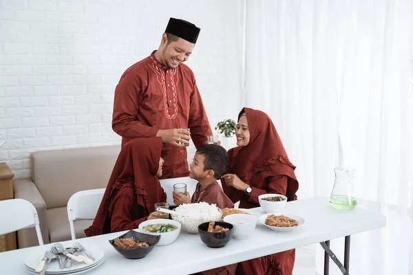 Moslim familie genieten van zoete drank bij het breken snel — Stockfoto