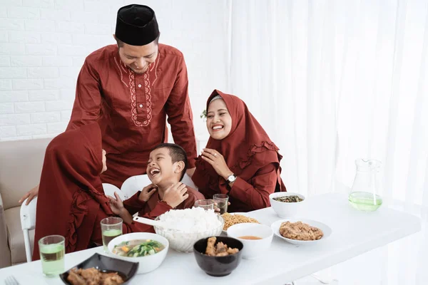 Asian family enjoy and joking when breaking fast — Stock Photo, Image