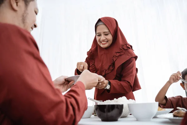 Muslim keluarga makan istirahat puasa — Stok Foto